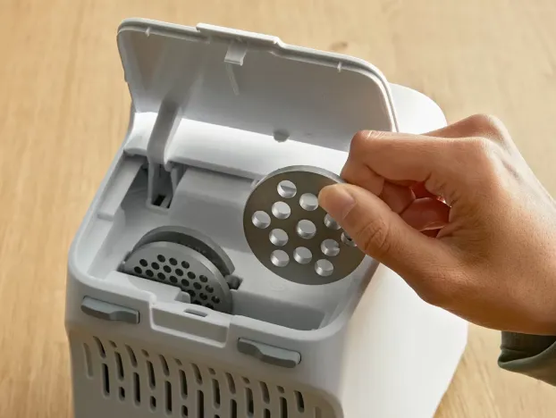 Стильный дизайн с отдельным отсеком для дисков